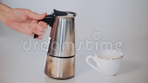 间歇泉咖啡机咖啡倒入白色杯白色背景SLW运动视频的预览图