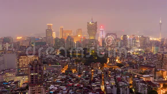 日落澳门酒店屋顶景观市中心全景4k时间流逝中国视频的预览图