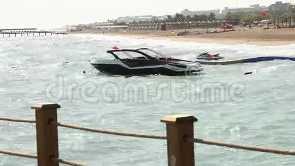 昂贵的游艇在海滩上游艇停泊在岸上快艇在岸上视频的预览图