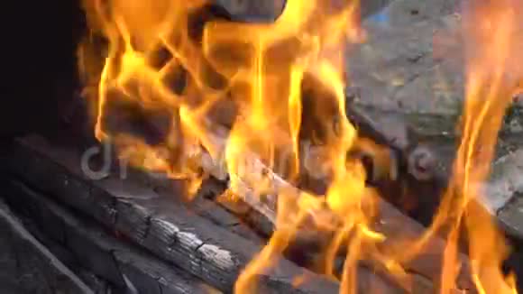 烧烤炉里的煤视频的预览图