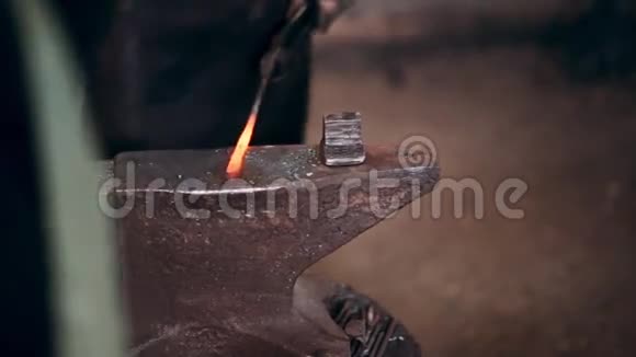 铁匠用铁锤在锻炉的铁砧上工作近距离观看工作场所视频的预览图
