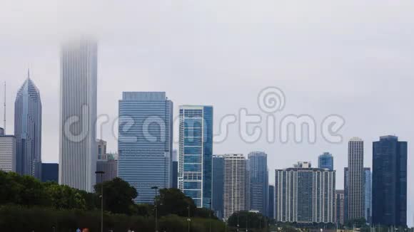 4K超高清时间在雾中芝加哥市中心视频的预览图