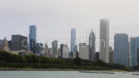 4K超高清时间推移芝加哥天际线与港口在前面视频的预览图