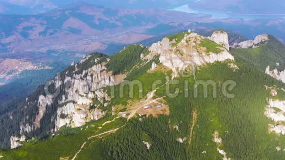 岩石和森林夏季景观鸟瞰视频的预览图