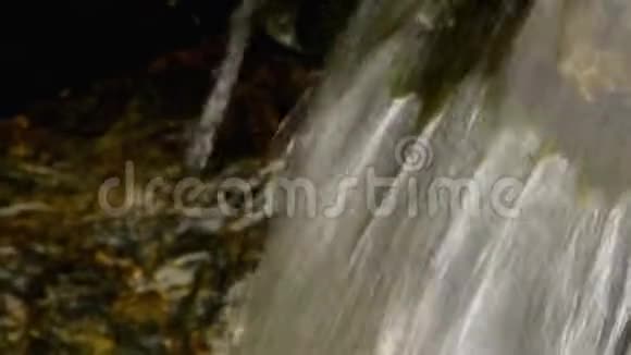 水从岩石上滴下来有声音视频的预览图