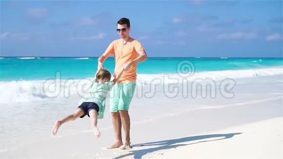 家庭海滩活动爸爸和女儿一起玩视频的预览图