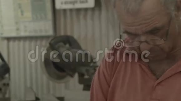 50岁至60岁的男子在业余工棚或木工车间工作视频的预览图