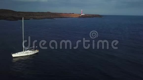 从游艇高度看西班牙加那利群岛特内里费海岸附近的灯塔视频的预览图