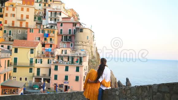 意大利利古里亚CinqueTerreManarola村幸福的夫妻背景视频的预览图