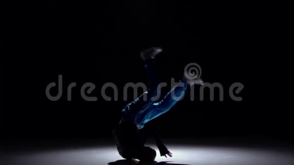 英俊潇洒的跳脱衣舞的舞者开始跳舞黑色阴影慢动作视频的预览图