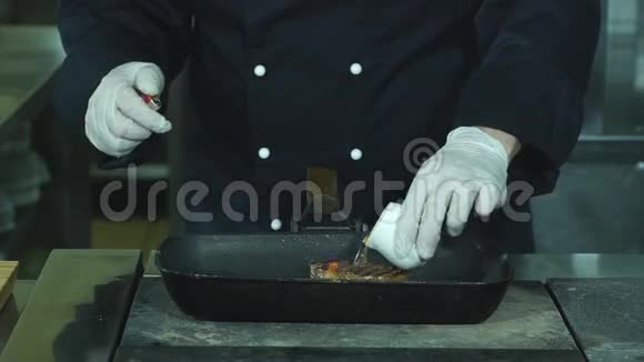 瓶子把液体倒入平底锅肉和绿色蔬菜炸牛肉和芦笋厨师做弗拉贝牛排视频的预览图