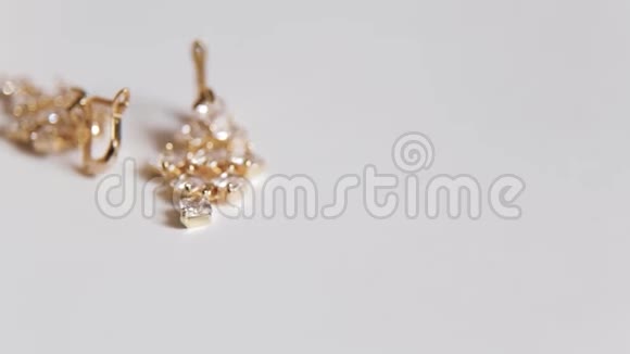 黄金耳环与钻石旋转在白色背景视频的预览图