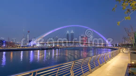 阿拉伯联合酋长国迪拜水运河上的行人天桥昼夜间隔视频的预览图