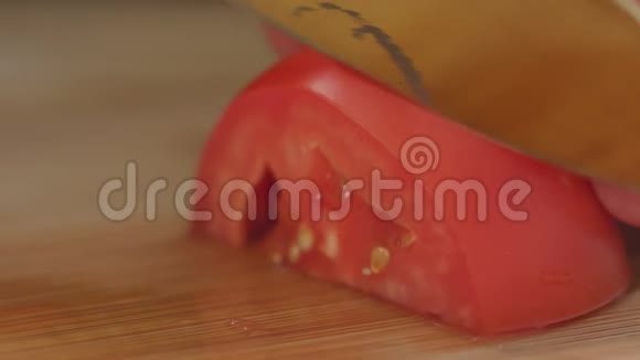 厨师排骨和蔬菜番茄炒菜前视频的预览图