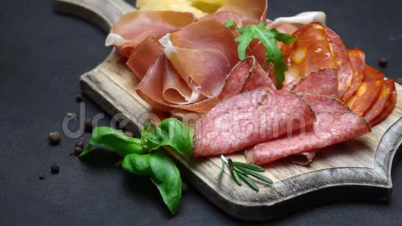 意大利肉盘视频意大利火腿切片香肠和奶酪视频的预览图