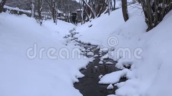 冬季公园河道雪溪水流下雪了放大4K视频的预览图