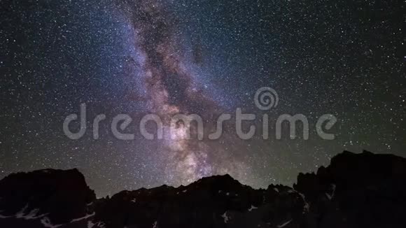 银河时代的消逝和夏天在意大利雄伟的法国阿尔卑斯山上旋转的星星视频的预览图
