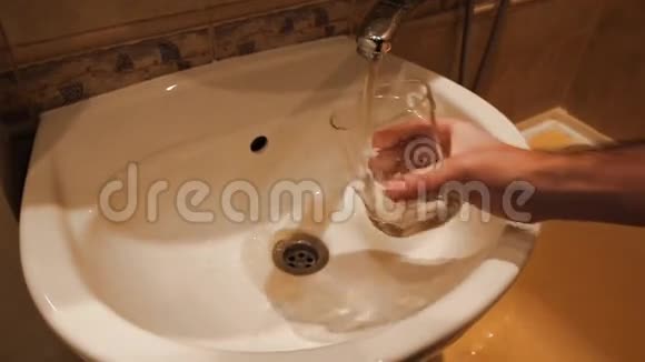 水龙头的水槽里有很脏的锈水公用事业不工作视频的预览图