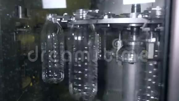 空的塑料瓶在机器中旋转准备使用视频的预览图