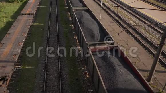 火车轨道上的煤车慢车视频的预览图