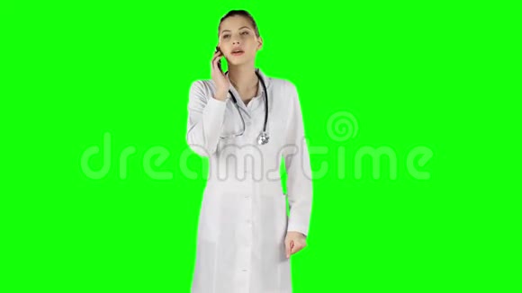 女医生用手机说话绿色屏幕视频的预览图