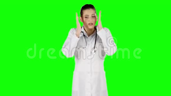 年轻的忧心忡忡的医生抱着他的头绿色屏幕视频的预览图