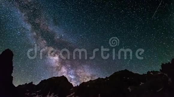 银河时代的消逝和夏天在意大利雄伟的法国阿尔卑斯山上旋转的星星视频的预览图