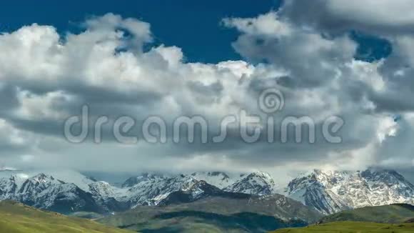 雪山和云彩时间流逝视频的预览图