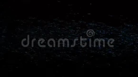 模糊的蓝光反射在水面上在黑暗的夜晚泛起涟漪概念靠近五颜六色的河流视频的预览图