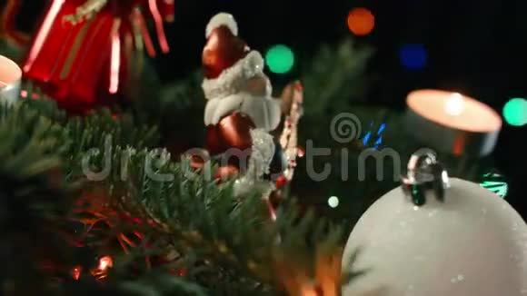 圣诞老人带着圣诞玩具背景是模糊的灯光花环视频的预览图