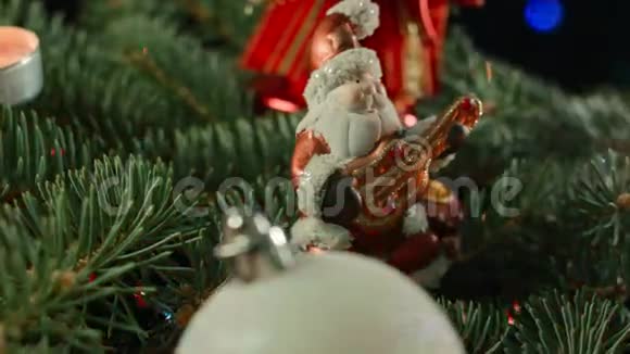 圣诞老人玩具圣诞树上有球蜡烛和花环视频的预览图