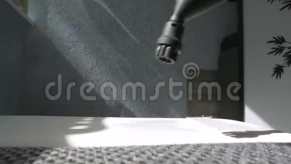 家庭沙发清洁概念与水蒸气蒸汽清洁剂特写视频的预览图