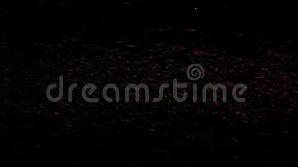 夜晚在水面上关闭神秘的红光反射概念人工照明的可视化视频的预览图