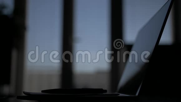 一名女性深夜用笔记本电脑笔记本电脑写文字的特写镜头视频的预览图