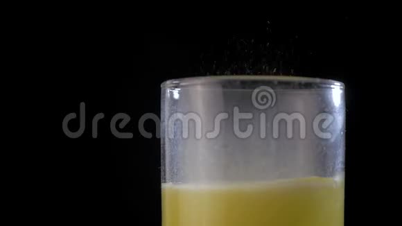 泡腾维生素C片泡在水杯里缓慢运动的药丸关闭视频的预览图