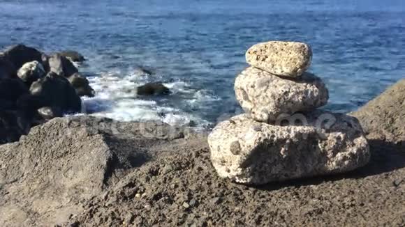 岩石上的禅石视频的预览图