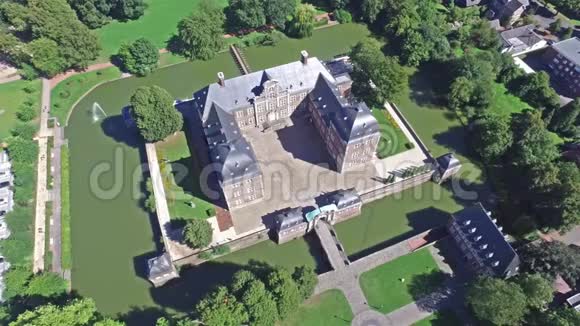 阿豪斯中世纪城堡的鸟瞰图视频的预览图