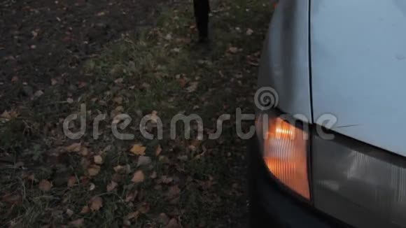 路边一辆车的前转弯信号闪烁车的一部分视频的预览图