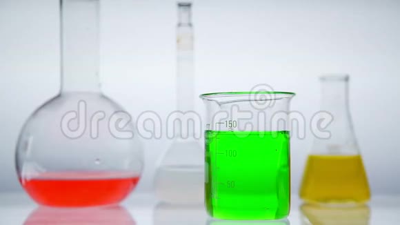 实验室玻璃锥形Erlenmeyer瓶里面装满了五颜六色的液体视频的预览图