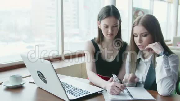 两个女商人谈论在咖啡馆工作视频的预览图