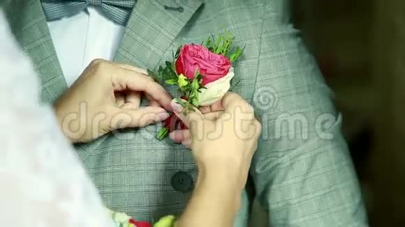 新娘玫瑰花束和手握的细节视频的预览图