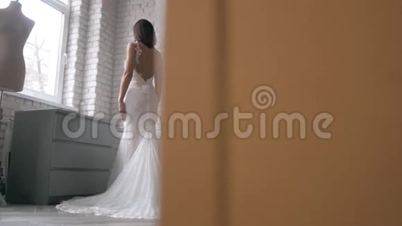 两个年轻漂亮的新娘在商店里试穿她的衣服婚礼的概念视频的预览图