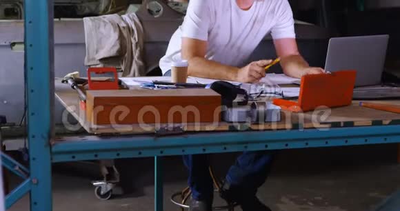 男性机械师在桌子4k上工作视频的预览图