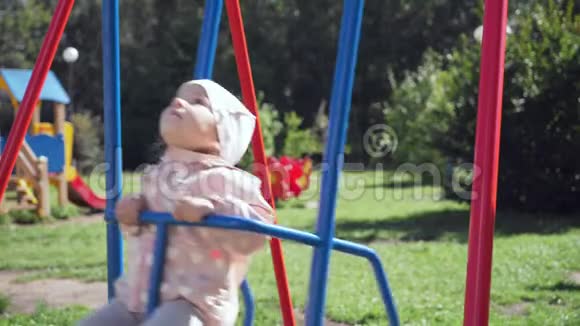 可爱的小女孩在夏天公园摇摆视频的预览图