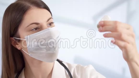 专业女医生在住院室持瓶带治疗女医生视频的预览图