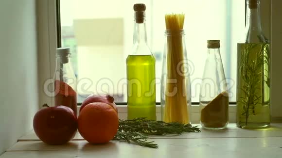 厨房窗户附近的食物配料食用油和厨房草药视频的预览图