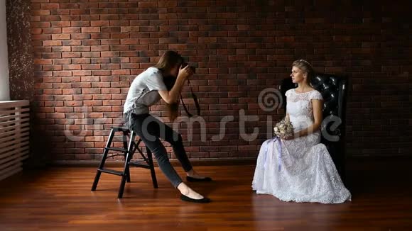 摄影师和新娘坐在扶手椅上视频的预览图