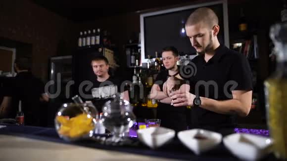 活跃的夜晚上班的酒保接受命令做鸡尾酒夜总会视频的预览图