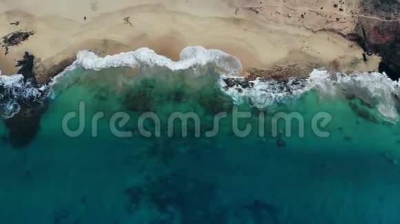 加那利群岛美丽的帕帕加约海滩的鸟瞰图视频的预览图