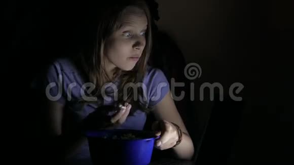 女孩在笔记本电脑上看恐怖电影4UHDK视频的预览图